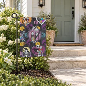 Könnte beinhalten: Eine rechteckige Gartenflagge mit einem sich wiederholenden Muster von Jack Skellington und Sally aus Nightmare Before Christmas. Das Design umfasst verschiedene kreisförmige und herzförmige Rahmen vor einem schwarzen Hintergrund mit violetten Wirbeln.