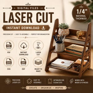 Pode incluir: Um organizador de secretária de madeira com três níveis e painéis laterais cortados a laser. As prateleiras contêm uma suculenta num vaso geométrico, um copo com canetas, cadernos, envelopes e cabos. O texto inclui "DIGITAL FILES LASER CUT".
