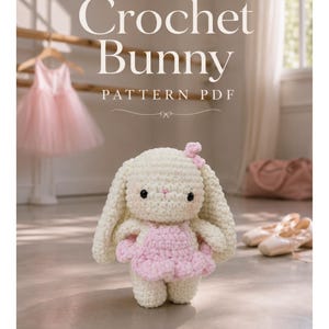 Puede incluir: Un patrón PDF digital para un conejo de ganchillo, con el texto Crochet Bunny PATTERN PDF y Pattern made by: Begoña's designs. La imagen muestra un conejo de ganchillo color crema que lleva una falda rosa y un pequeño lazo rosa.
