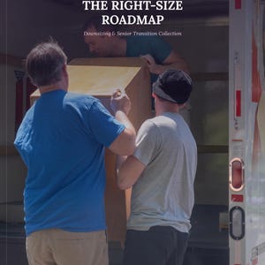 Könnte beinhalten: Ein digitaler Download mit dem Titel THE RIGHT-SIZE ROADMAP Downsizing & Senior Transition Collection, der drei Personen zeigt, die ein großes Holzmöbelstück in einen weißen Umzugswagen mit roter und weißer Verkleidung laden.