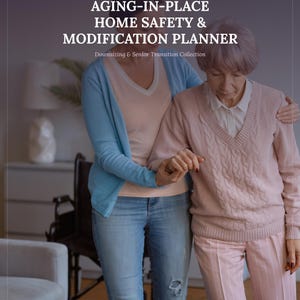 以下が含まれることがあります： Downsizing & Senior Transition Collectionの「AGING-IN-PLACE HOME SAFETY & MODIFICATION PLANNER」と題されたデジタルダウンロード。サポートを受けて歩行する人を別の人が介助している様子が描かれています。