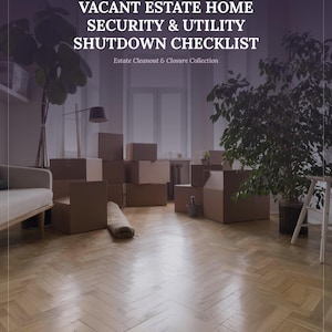 Può includere: Un documento digitale intitolato VACANT ESTATE HOME SECURITY & UTILITY SHUTDOWN CHECKLIST della collezione Estate Cleanout & Closure, con testo bianco sovrapposto a una stanza con scatole di cartone e pavimento in legno.