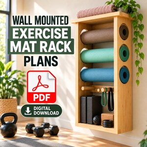 Op de afbeelding: Een lichtgekleurd houten wandrek voor oefenmatten met drie ronde zijopeningen voor opgerolde matten, een bovenplank en haken voor accessoires. De tekst luidt WALL MOUNTED EXERCISE MAT RACK PLANS, PDF en DIGITAL DOWNLOAD.