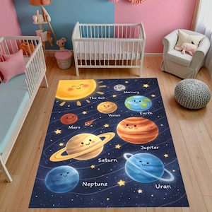 Può includere: Un tappeto rettangolare con uno sfondo spaziale blu scuro che presenta un sole giallo sorridente e pianeti animati tra cui Mercurio, Venere, Terra, Marte, Giove, Saturno, Urano e Nettuno, ognuno etichettato con il proprio nome in bianco.