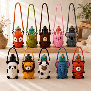 Può includere: Dieci borracce con coperture in uncinetto a forma di animale, ognuna dotata di una lunga tracolla. I design includono volpe, rana, orso, coniglio, koala, panda, leone, mucca, elefante e tigre, realizzati con filati colorati e volti dettagliati.