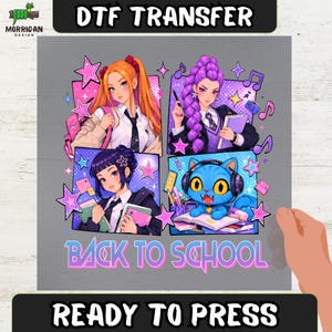 Puede incluir: Una hoja de transferencia DTF con una ilustración estilo anime de cuatro paneles que muestra a tres estudiantes con uniforme escolar y un gato azul con auriculares. El diseño incluye estrellas rosas, notas musicales y el texto BACK TO SCHOOL.