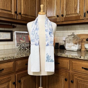 Stylish Kitchen Boa in Blue Dreft Chicken Pattern - Cooking & Baking Apron