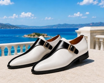 Luxe witte en zwarte herenschoenen met gesp en gesp, elegant en geschikt voor formele gelegenheden, zoals bruiloften.