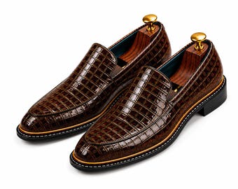 Lyxiga bruna loafers med krokodilmönster för män, glansiga lackskor, handgjorda slip-on-skor för formella bröllop