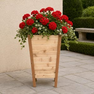 Peut inclure: Une jardinière haute et effilée en bois au fini naturel clair, dotée de lattes horizontales et de quatre pieds robustes. La jardinière est remplie d'un arrangement vibrant de fleurs de géranium rouge vif, de petites fleurs blanches et de lierre vert.