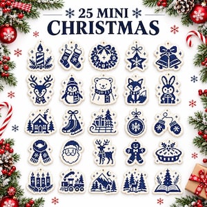 Pode incluir: Um conjunto de 25 mini enfeites de Natal com designs azuis em estilo ponto cruz sobre fundos brancos. A coleção inclui ícones como uma vela, meias, uma guirlanda, uma estrela, sinos, uma rena, um pinguim, um urso e um coelho.