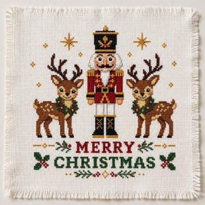 Op de afbeelding: Een vierkant wit stuk stof met een kruissteekontwerp met een centrale notenkraker geflankeerd door twee rendieren met groen-rode kransen. De tekst MERRY CHRISTMAS is in rood en groen onder de figuren geborduurd.