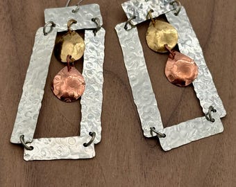 Örhängen med blandad metallram