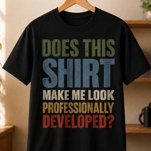 Puede incluir: Una camiseta negra de manga corta con el texto DOES THIS SHIRT MAKE ME LOOK PROFESSIONALLY DEVELOPED? en un diseño de fuente apilada, multicolor y desgastada con letras en verde oliva, azul, amarillo y rojo en la parte frontal.