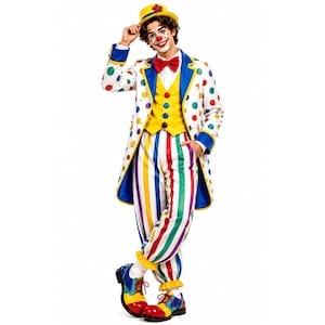 Pode incluir: Um traje de palhaço composto por um casaco comprido branco com bolinhas multicoloridas, um colete amarelo com botões azuis e calças às riscas com as cores do arco-íris. O conjunto inclui um chapéu amarelo, uma gravata borboleta vermelha e sapatos.