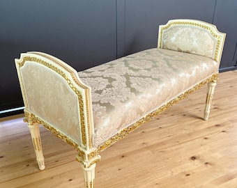 Chaise longue in stile rococò color bianco perla: seduta di lusso in stile francese.