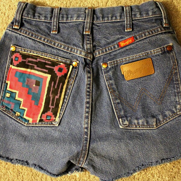 Wrangler Cut Off high-waisted shorts with Southwestern Patch XS