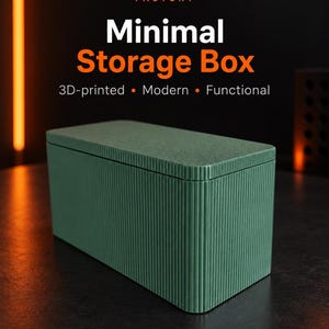 Pode incluir: Uma caixa de armazenamento retangular verde-sálvia impressa em 3D com uma textura vertical canelada nas laterais e uma tampa plana. O texto TAILA FACTORY Minimal Storage Box 3D-printed • Modern • Functional é exibido acima em branco e laranja.