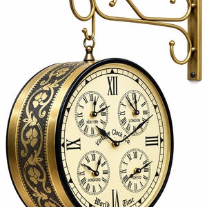 Pode incluir: Um relógio de parede de face dupla com moldura de metal cor de latão e faixa lateral preta com motivos florais. O mostrador creme apresenta quatro relógios menores para Nova Iorque, Londres, Hong Kong e Tóquio, com o texto Vintage Clock Co. World Time.