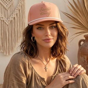 Divine Timing Rope Script Cap | Sunwashed Vintage Geborduurde Hoed