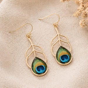 Brincos pendentes com penas de pavão, joias boho com folha de ouro, presente inspirado na natureza.