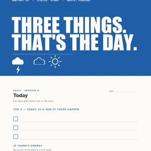 Puede incluir: Un planificador diario imprimible con un encabezado azul que presenta el texto "THREE THINGS. THAT'S THE DAY." e iconos meteorológicos. La sección inferior blanca incluye un encabezado "Today", una lista "TOP 3" con tres casillas y una sección "IF THERE'S ENERGY".