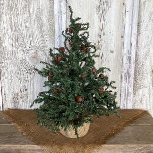 VTG Winter Pine 40 cm julgran från Vickerman's med rustika klockor och säckväv