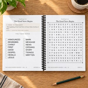 Op de afbeelding: Een spiraalgebonden woordzoekboek open op Puzzel 01 getiteld The Good News Begins. De linkerpagina bevat een vers uit Marcus 1:1 en een lijst met woorden om te zoeken, terwijl de rechterpagina een letterraster voor de woordzoeker toont.