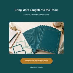 K&ouml;nnte beinhalten: Eine Sammlung von blaugr&uuml;nen Heften und passenden Karten mit goldfarbenen R&auml;ndern. Der Text lautet: Bring More Laughter to the Room with less prep and more confidence, und 10 READY-TO-PRINT RESOURCES. Ein Klemmbrett und ein Stift sind zu sehen.