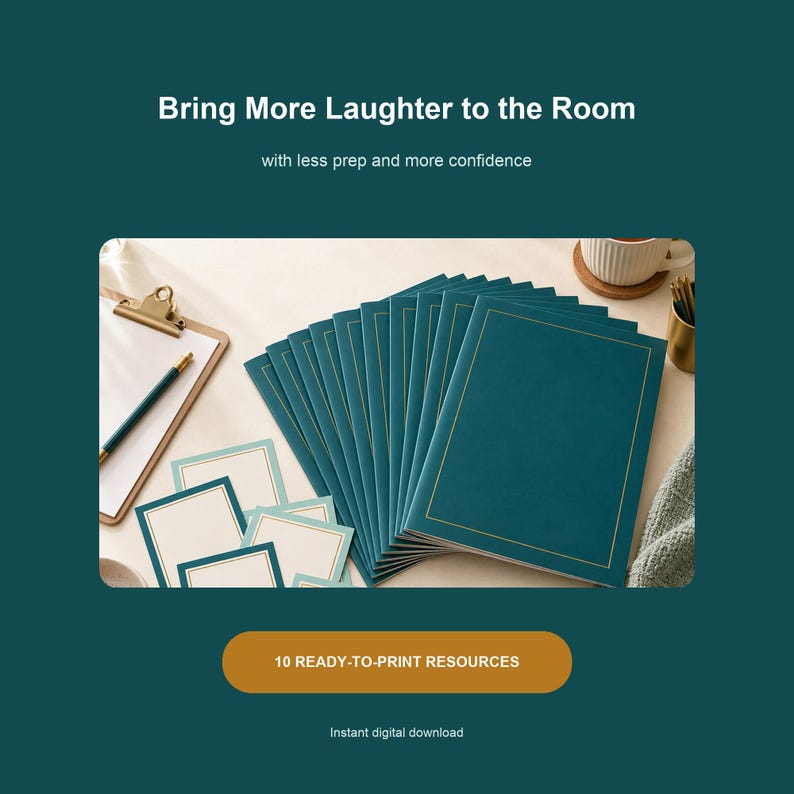 K&ouml;nnte beinhalten: Eine Sammlung von blaugr&uuml;nen Heften und passenden Karten mit goldfarbenen R&auml;ndern. Der Text lautet: Bring More Laughter to the Room with less prep and more confidence, und 10 READY-TO-PRINT RESOURCES. Ein Klemmbrett und ein Stift sind zu sehen.
