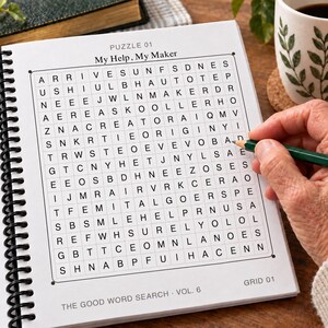 K&ouml;nnte beinhalten: Ein spiralgebundenes Wortsuchr&auml;tselbuch mit dem Titel The Good Word Search Vol. 6 und einem Gitter namens Puzzle 01 My Help, My Maker. Die wei&szlig;e Seite enth&auml;lt ein quadratisches Gitter aus schwarzen Gro&szlig;buchstaben mit einem dunkelgr&uuml;nen Stift.