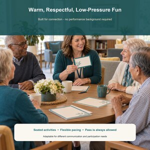 K&ouml;nnte beinhalten: Eine Gruppe von vier Personen sitzt an einem runden Holztisch mit wei&szlig;en Karten, die ein gr&uuml;nes Blattmotiv zeigen. Der Text lautet: Warm, Respectful, Low-Pressure Fun, Built for connection - no performance background required, Seated activities, Flexible pacing, Pass is always allowed, Adaptable for different communication and participation needs.