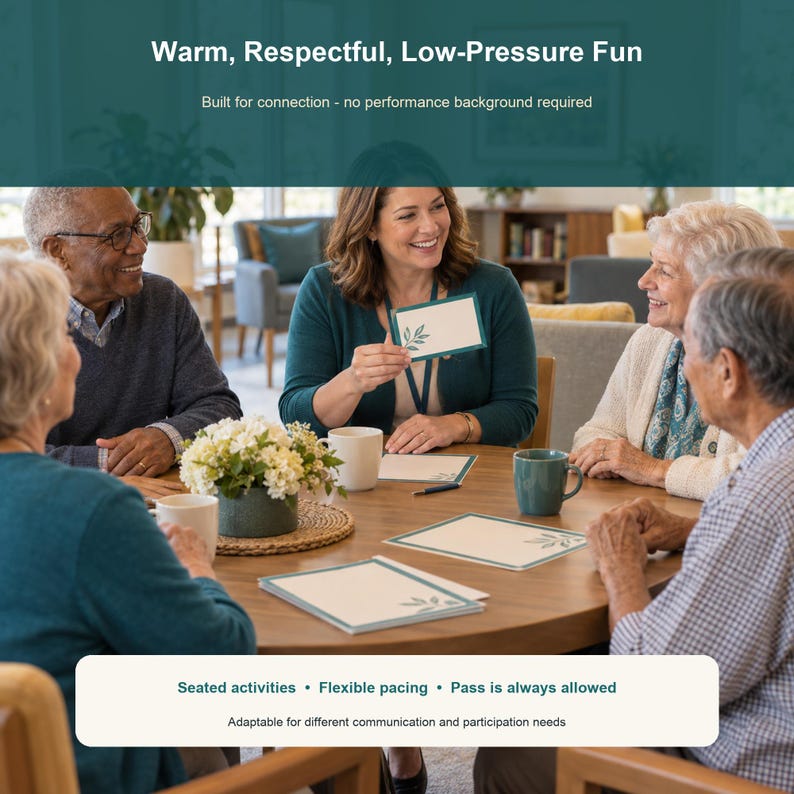 K&ouml;nnte beinhalten: Eine Gruppe von vier Personen sitzt an einem runden Holztisch mit wei&szlig;en Karten, die ein gr&uuml;nes Blattmotiv zeigen. Der Text lautet: Warm, Respectful, Low-Pressure Fun, Built for connection - no performance background required, Seated activities, Flexible pacing, Pass is always allowed, Adaptable for different communication and participation needs.