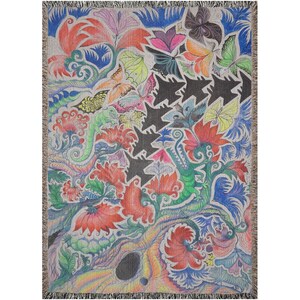 Puede incluir: Una manta tejida colorida con un diseño psicodélico que presenta mariposas, flores y formas geométricas. El diseño está en tonos de rojo, azul, verde, amarillo y negro.