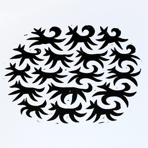 Peut inclure: Impression abstraite en noir et blanc d'un motif circulaire avec de multiples formes d'animaux stylisées.