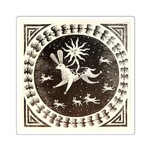 Peut inclure: Une estampe en noir et blanc représentant un soleil avec un visage humain chevauchant un lapin aux longues oreilles. Le soleil est entouré d'un cercle d'oiseaux et de petits lapins.