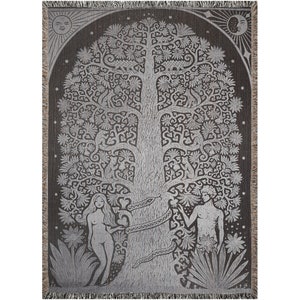 Può includere: Un arazzo tessuto con un dettagliato disegno di un albero della vita argentato con due figure in piedi su entrambi i lati. Lo sfondo è di colore marrone scuro con una luna e un sole argentati.