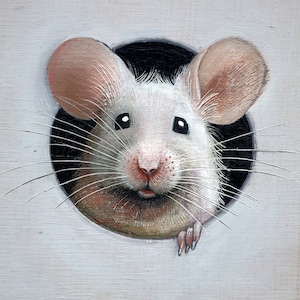 Puede incluir: Un rat&oacute;n blanco con orejas rosas asoma por un agujero en una pared blanca. El rat&oacute;n tiene bigotes negros y una nariz rosa.