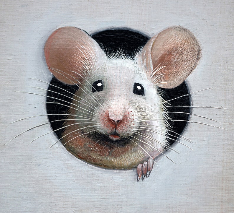 Puede incluir: Un rat&oacute;n blanco con orejas rosas asoma por un agujero en una pared blanca. El rat&oacute;n tiene bigotes negros y una nariz rosa.