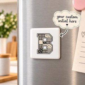 Peut inclure: Un aimant de réfrigérateur carré blanc présentant une grande lettre B avec un motif patchwork composé de carreaux vichy noirs et blancs, de rayures et de fleurs. Une bulle autocollante au-dessus indique your custom initial here.