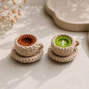 Häkelanleitung für eine Mini-Kaffeetasse | Matcha-Schlüsselanhänger (Amigurumi) | PDF-Anleitung für Anfänger | Niedlicher Café-Anhänger | DIY-Taschenanhänger