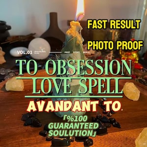 Może przedstawiać: Jasnoniebieska świeca z zatopionymi zielonymi liśćmi, płonąca płomieniem. Nałożone teksty to FAST RESULT, PHOTO PROOF, VOL.01, TO OBSESSION LOVE SPELL, AVANDANT TO oraz %100 GUARANTEED SOULUTION. Małe czarne kamienie otaczają podstawę świecy.