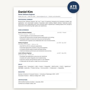Könnte beinhalten: Eine professionelle Lebenslaufvorlage für einen Senior Software Engineer namens Daniel Kim. Das Dokument enthält Abschnitte für berufliche Zusammenfassung, Erfahrung, Fähigkeiten, Ausbildung und Zertifikate sowie ein dunkelblaues ATS OPTIMIZED-Abzeichen.