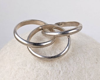 Sterling Silver Trinity Ring: Interlocked Bands, Size 5