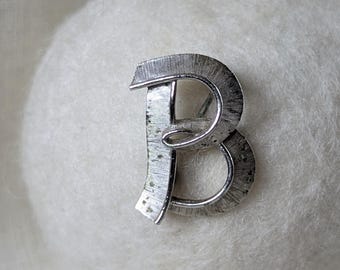 Broche vintage Crown Trifari en métal argenté, lettre B, bijou fantaisie de collection