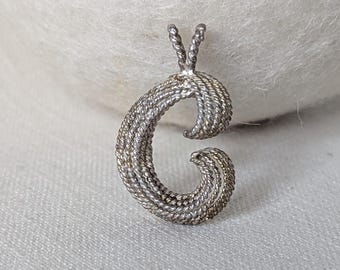 Pendentif vintage en argent sterling en forme de lettre C avec un motif texturé