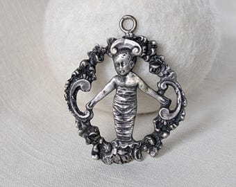 Pendentif vintage en argent 800 Della Robbia représentant un bébé emmailloté