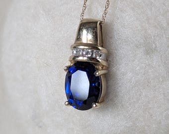 Collier pendentif vintage en or jaune 10 carats, saphir et diamants, bijou de naissance de septembre