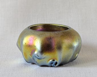 Salière ouverte Favrile Louis Coufort antique en verre irisé Tiffany Studios avec décorations en queue de cochon, 2-1/2" de diamètre