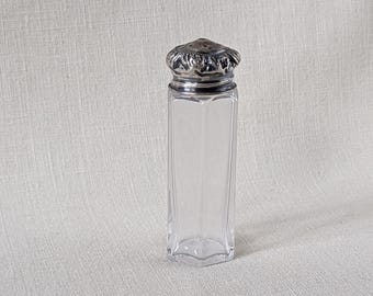 Salière et poivrière vintage en verre hexagonal avec couvercle en argent massif